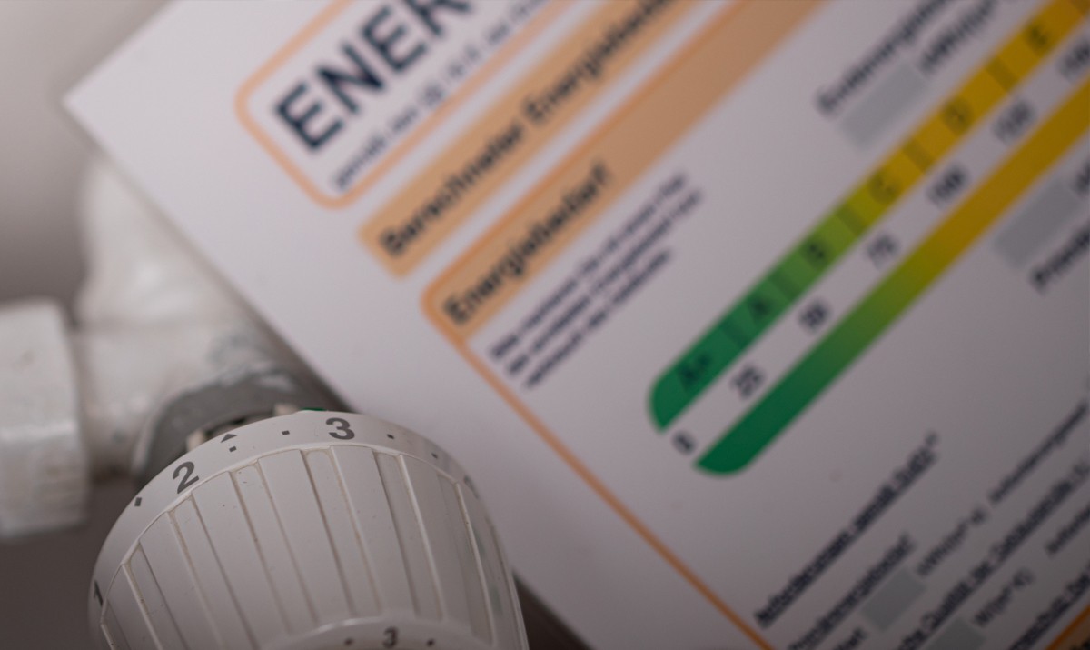 Thermostatkopf mit Flyer über Energieeffizienz.